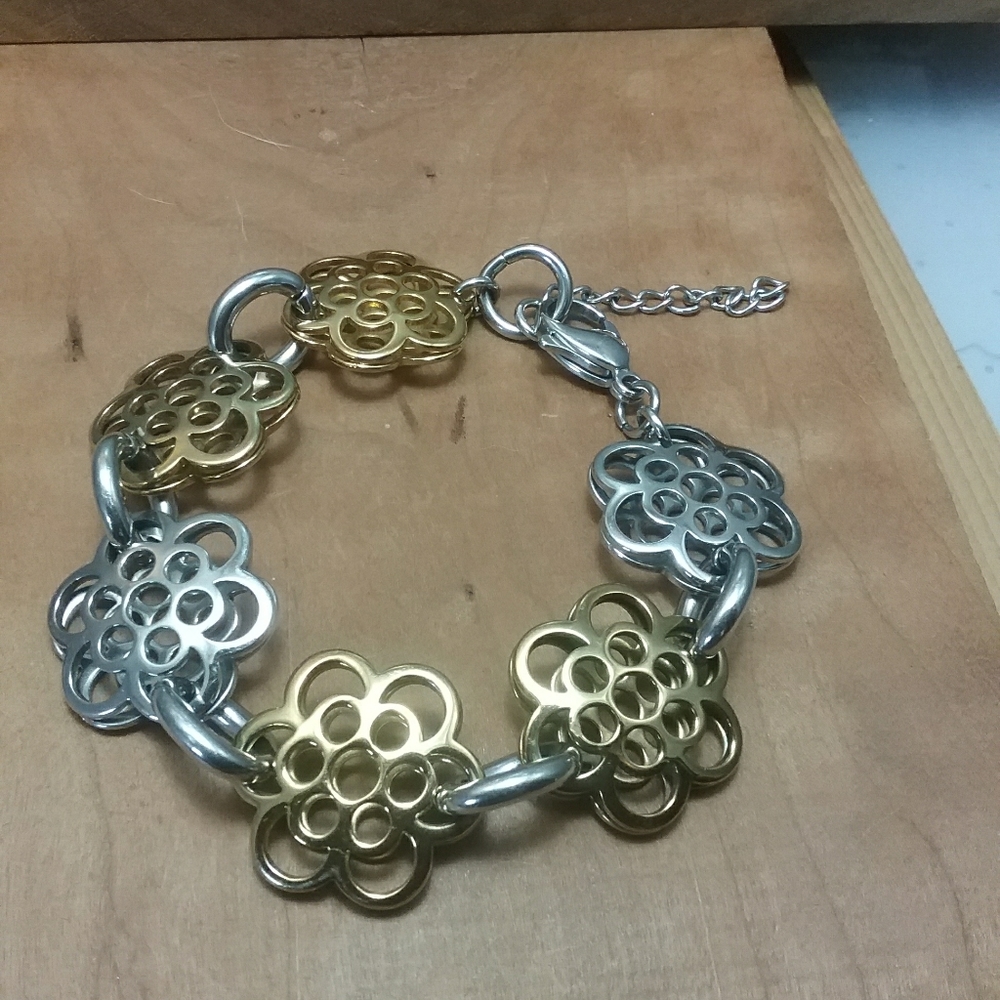 🌹$7 (With bundle)Gold and silver tone Floral bracelet